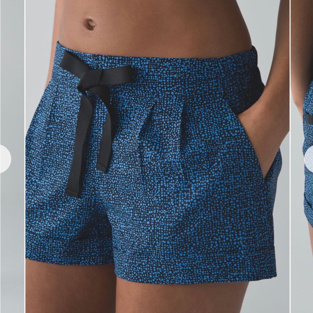 Lululemon Spring Break Away Short II Blue and Black Print Size 6